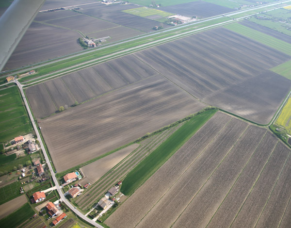 Poco a destra rispetto al centro della foto si riconoscono le tracce di un antico percorso viario che si staccava dalla Annia