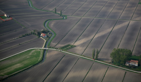 I soilmark primaverili evidenziano bene la via Annia presso Ponte Canalat (Ceggia, VE) © Foto Dipartimento di Geografia - Università di Padova